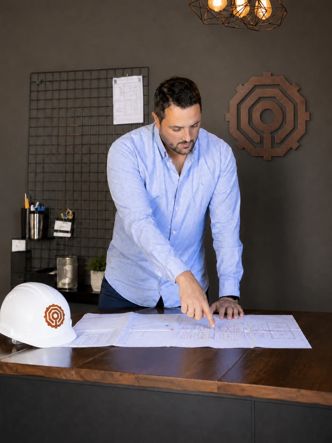 Engenheiro civil Jerônimo Bazerque Pereira analisando uma planta técnica